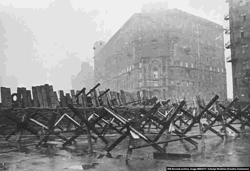 Противотанковые ежи на улицах Москвы во время наступления гитлеровцев в 1941 году и в центре Киева в 2022 году