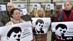 Архівне фото. Акція біля посольства Росії в Україні із вимогою звільнити журналіста Романа Сущенка. Київ, 6 жовтня 2016 року