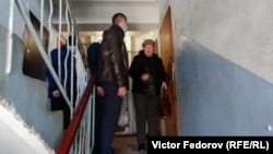 Ирина Быстрова и сотрудники ФСБ после обыска в квартире художницы