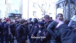 Moscow Protesters Block Police Bus Transporting Navalny Moscow Protesters Block Police Bus Transporting Navalny