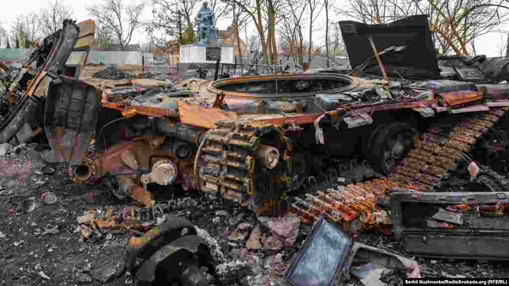 Знищений російський танк Т-72 біля пошкодженого меморіалу загиблим воїнам у Другій  світової війни у селі Лук’янівка на Київщині