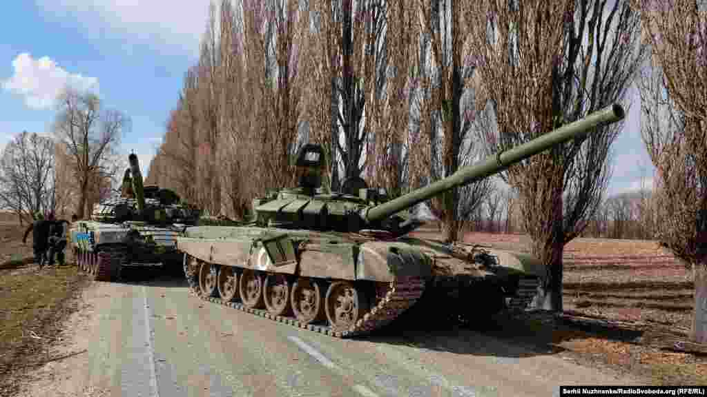 Російський танк Т-72 (на передньому плані), який захопили українські військові в боях при звільнені села Лук‘янівка 