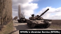Иллюстрационное фото: российские танки, захваченные украинскими войсками в Киевской области
