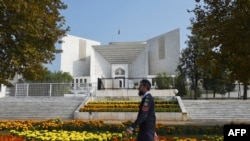 د سپریم کورټ درې کسیزه جرګګۍ د پنجاب اسمبلۍ مرستیال سپیکر هم ورغوښتی دی - پخوانی انځور.