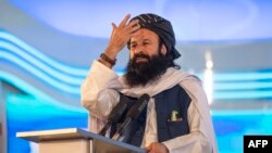 د طالبانو د کډوالو چارو سرپرست وزیر خلیل الرحمان حقاني په کابل کې یوې غونډې ته وینا کوي - پخوانی انځور.