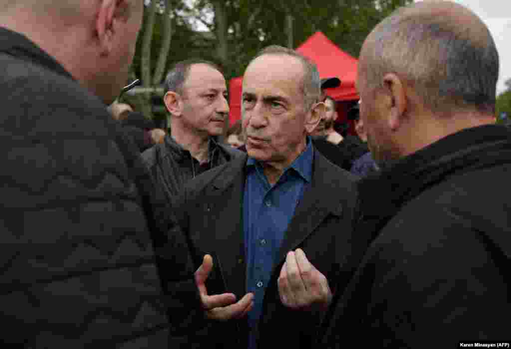 Former Armenian President Robert Kocharian speaks with protesters in Yerevan on May 3.  Opposition figures that organized the protests accuse Pashinian of planning to let Azerbaijan take full control over Nagorno-Karabakh and demand the prime minister's resignation.