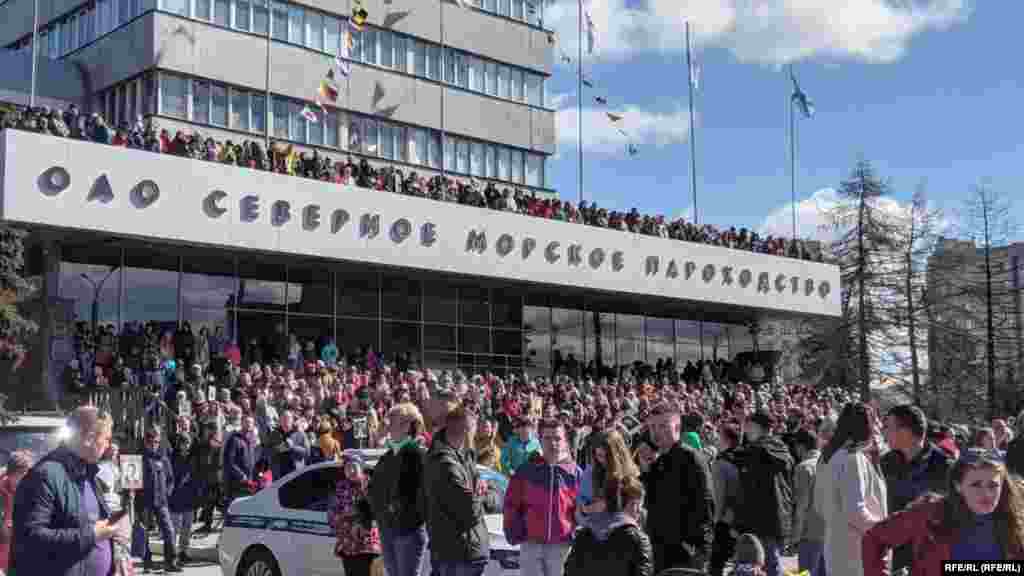 Зрители во время парада Победы в Архангельске 