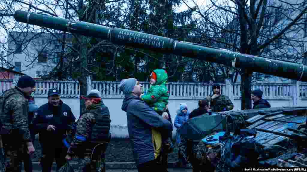 В начале апреля 2022 года Вооруженные силы Украины освободили Сумщину и Черниговщину от российской оккупации. Подразделения ВСУ рейдовым маршем прошли к границам Украины. Тогда вместе с 8-м отдельным батальоном 10-й отдельной горно-штурмовой бригады «Эдельвейс» отправились в рейд и корреспонденты Радио Свобода Марьян Кушнир и Сергей Нужненко. На фото запечатлен момент освобождения Черниговской области из-под российской оккупации.