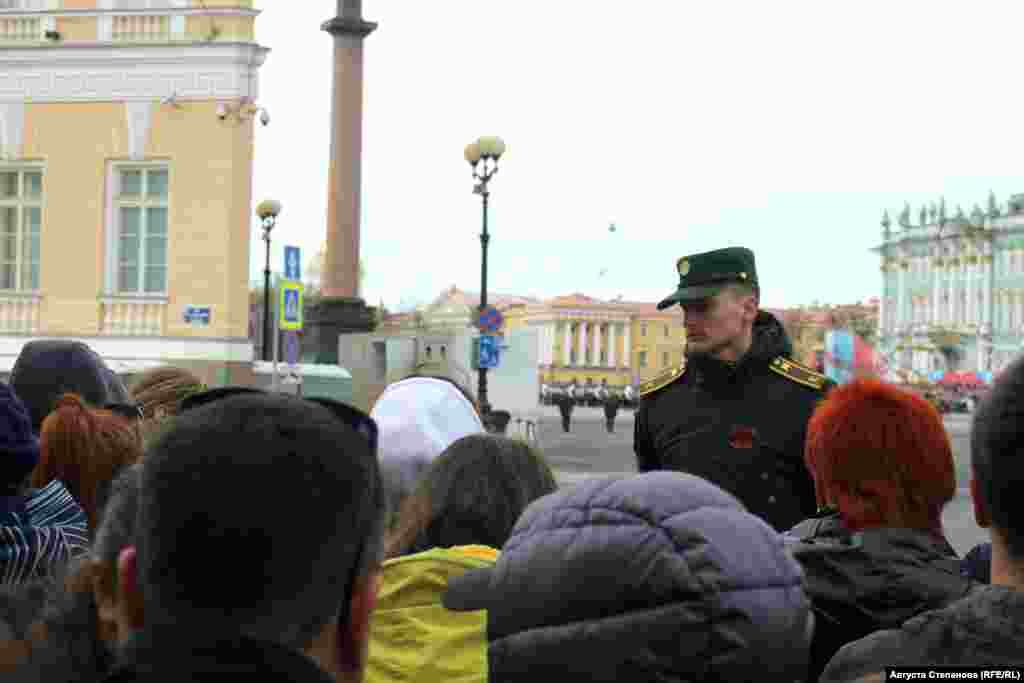Военнослужащий в оцеплении на Дворцовой площади 