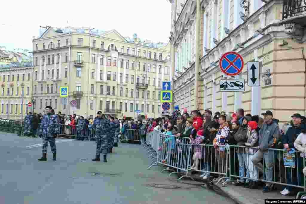 Жители и гости Петербурга посмотреть сам парад Победы на Дворцовой площади не смогли - территорию оцепили, а по периметру выставили полицию и сотрудников Росгвардии 