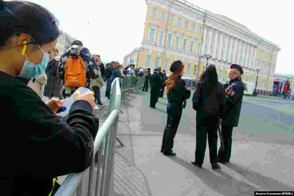 Жители и гости Петербурга посмотреть сам парад Победы на Дворцовой площади не смогли - территорию оцепили, а по периметру выставили полицию и сотрудников Росгвардии 