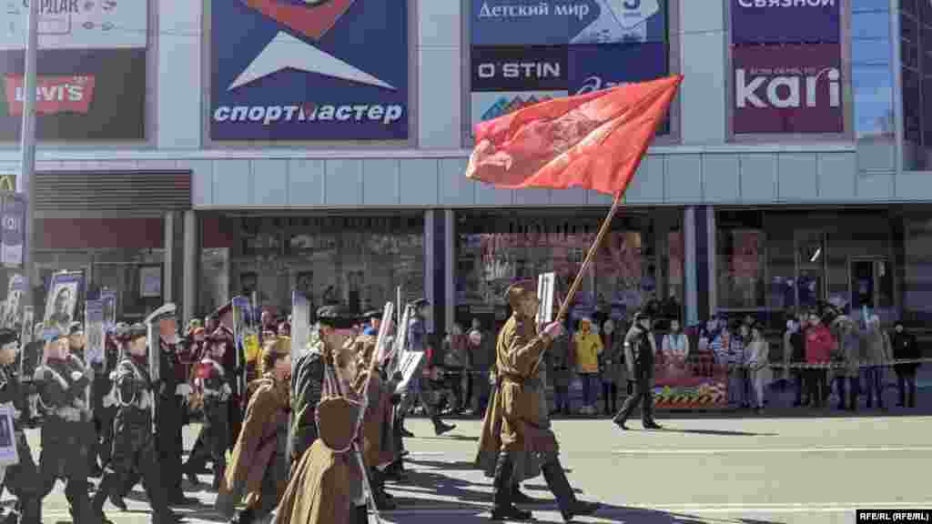 Шествие "Бессмертного полка" во время парада Победы в Архангельске 
