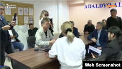 Әділет министрлігі өкілдерінен "Алға, Қазақстан" партиясын тіркемеу себебін сұрап отырған оппозиция белсенділері. Астана, 5 мамыр 2022 жыл.