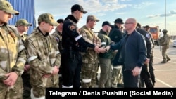 Первый заместитель главы Администрации президента России Сергей Кириенко в разрушенном Мариуполе приветствует российских военных