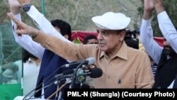 شهباز شریف په شانګله کې یوې جلسې ته د وینا پر مهال - پخوانی انځور.