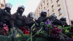 Праворадикали принесли похоронні вінки на Банкову (відео) Праворадикали принесли похоронні вінки на Банкову (відео)