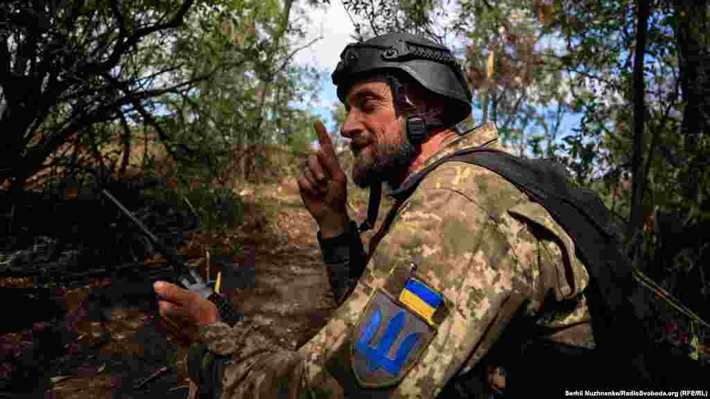 Український військовий на передових позиціях східного фронту.  Донеччина, серпень 2022 року 