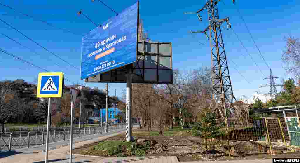 Этот рекламный щит появился на улице Воровского недавно. Как и «краснодарская» реклама в эфире на одной из симферопольских FM радиостанций. Все тот же застройщик предлагает крымчанам добротное жилье не только в Краснодаре, но и Сочи, Туапсе. Интересно, что 50-м преимуществом переезда из Симферополя представитель застройщика называет «спокойную ситуацию» на Кубани