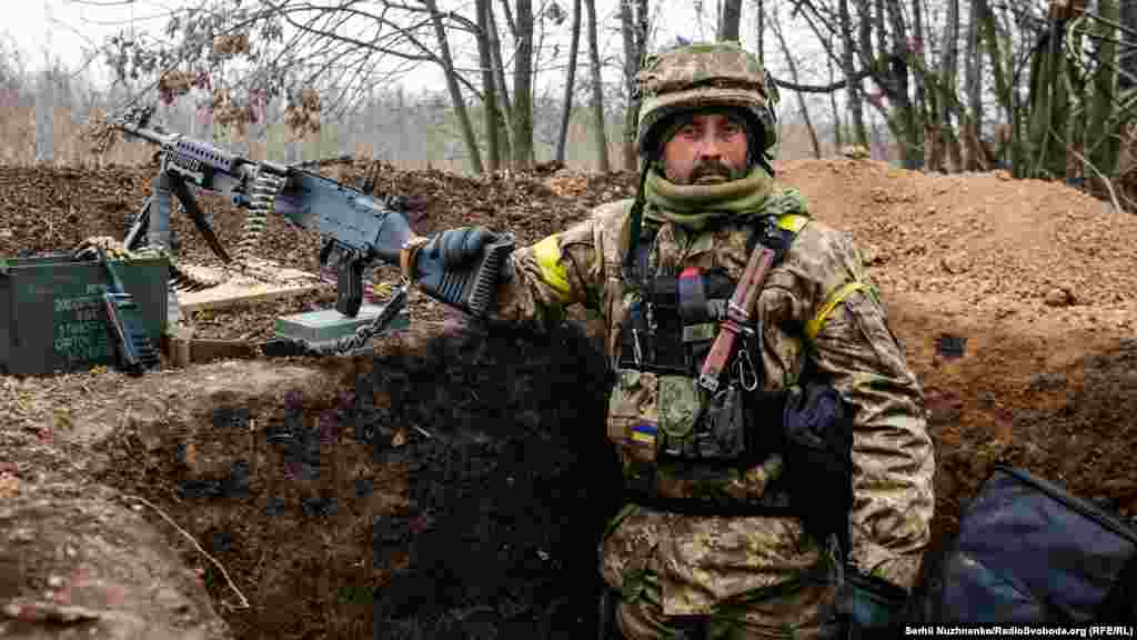 Військовий Олександр на передових позиціях біля Бахмута, листопад 2022  Володимир Зеленський записав відеозвернення на в’їзді до Слов’янська Донецької області. «Вітаю вас із великим святом – Днем ЗСУ. Сьогодні ми згадуємо всіх, хто віддав своє життя. Знайдіть сьогодні хвилину для хвилини мовчання! 285 днів ви захищаєте державу. Ми завжди пам’ятатимемо ваш подвиг», – сказав президент України.  