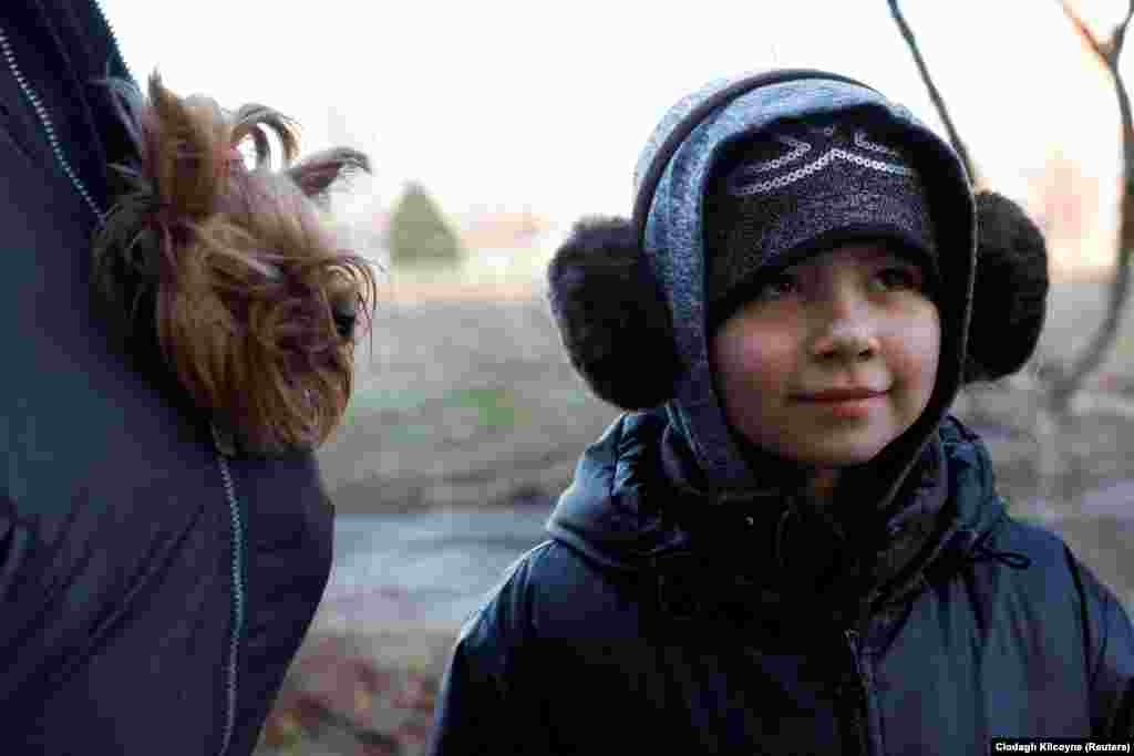 9-летняя Любовь ждет своей очереди с дедушкой и собачкой.  