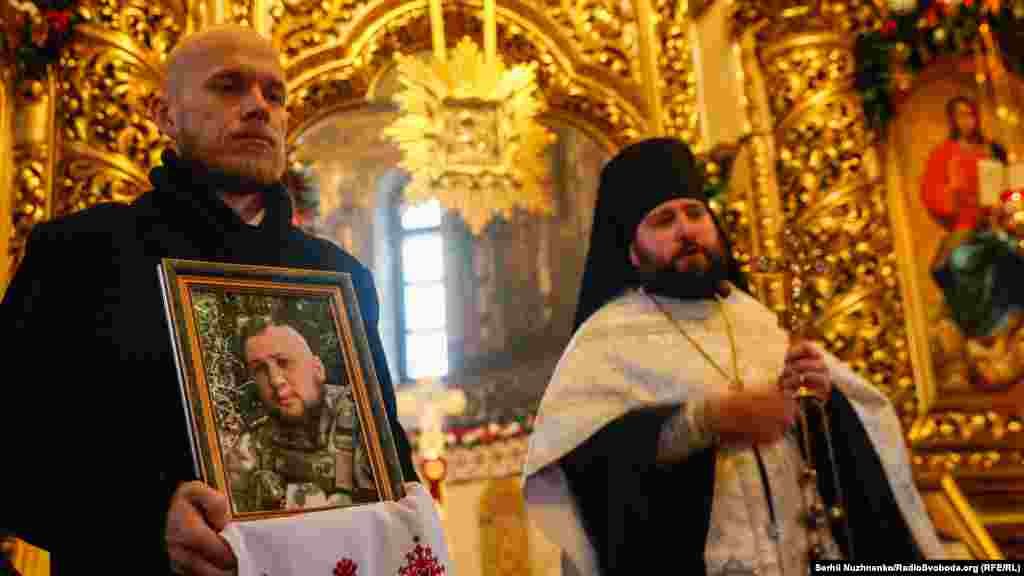 Прощання із кримчанином Геннадієм Афанасьєвим у Михайлівському соборі, Київ, 30 грудня 2022 року. (Автор: Сергій Нужненко, фотокореспондент Радіо Свобода) Геннадій Афанасьєв був кримським активістом, який виступив проти незаконної російської анексії півострова і був заарештований ФСБ, У російській в'язниці Афанасьєв провів два роки. Потім у 2014-2018 рока був автором Крим.Реалії. Із перших днів широкомасштабного вторгнення Росії в  Україну Геннадій Афанасьєв взяв до рук зброю: спочатку захищав Київ, а потім воював на Харківщині і Донбасі. Загинув на Луганщині. 