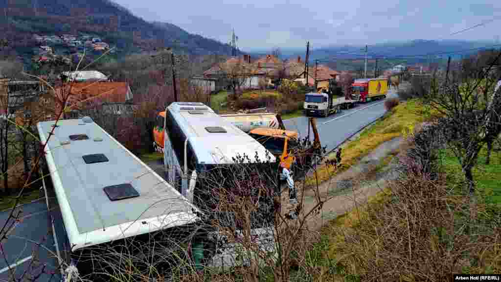 Camioane grele blochează drumul în apropierea satului Rudare, Kosovo, pe 12 decembrie. Oficialii Uniunii Europene au mediat negocierile menite să normalizeze relațiile dintre Serbia și Kosovo încă din 2012. 