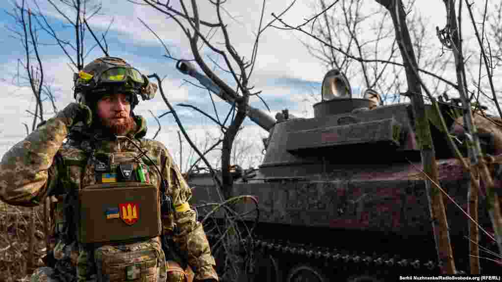 Військовий з позивним «Койот» біля САУ 2С1. Бахмутський напрям, листопад 2022 