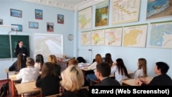 Российские полицейские агитируют школьников идти работать в полицию России. Керчь, Крым. Фото пресс-службы МВД России по Крыму