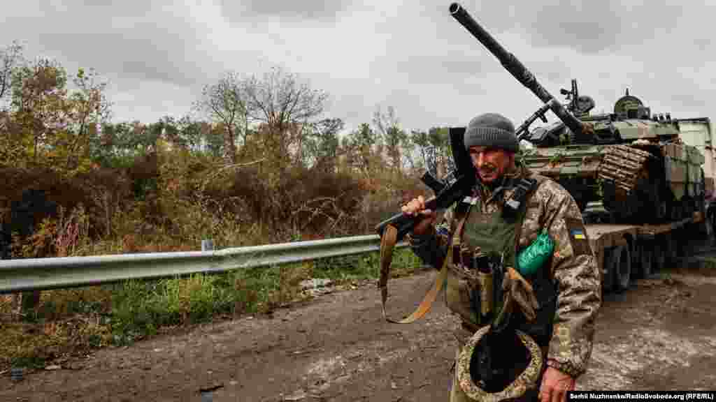 Український військовий на дорозі, яка веде до міста Ізюм. Харківщина, вересень 2022 