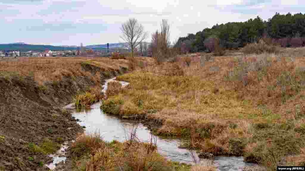 Река Сарысу (Желтая вода – с крымскотатарского) вытекает из источника на северном склоне Караби-Яйлы. На северо-восточной окраине Белогорска Сарысу впадает в реку Биюк-Карасу