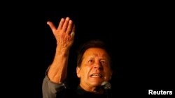 عمران خان په اپرېل کې له دندې له ګوښه کېدو راهیسې د حکومت ضد احتجاجي جلسو ته دوام ورکړی دی - پخوانی انځور.