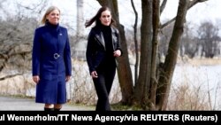 Swedish Prime Minister Magdalena Andersson (left) meets with her Finnish counterpart, Sanna Marin, in Stockholm on April 13.
