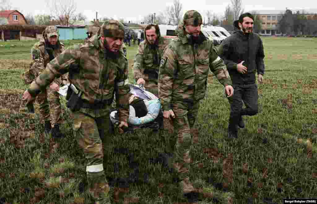 Кадирівці евакуюють пораненого в Новоазовську.  Донецька область, Україна. 12 квітня 2022 року