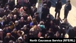 Участники акции протеста в Дербенте против переселения жителей 26 домов в центре в промышленную зону