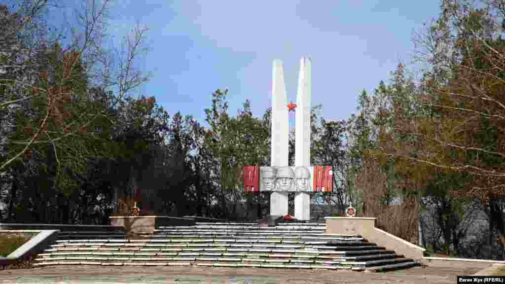 В 1950-х годах все воинские захоронения вокруг села были собраны в одну могилу. В 1962 силами колхоза «Украина» на улице Севастопольской был установлен памятник – стела. Во второй половине 1980-х годов была произведена реконструкция братской могилы по проекту севастопольского архитектора Артюхова. Новый памятник был открыт 9 мая 1987 года и с тех пор не обновлялся