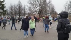 Хоровод на акции протеста в Пскове 21 апреля Хоровод на акции протеста в Пскове 21 апреля