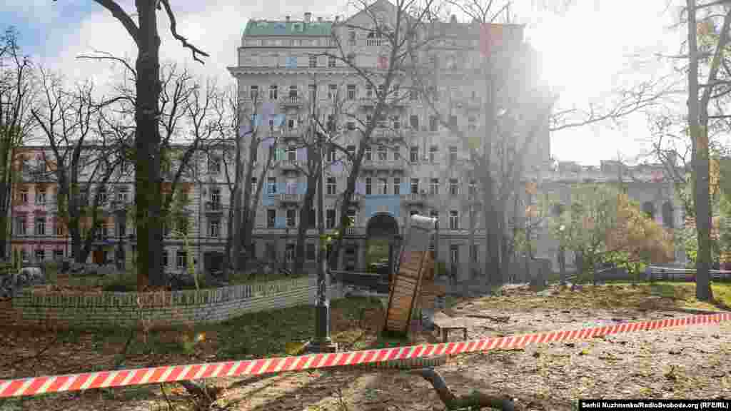 Міністр культури та інформаційної політики Олександр Ткаченко повідомив про пошкодження кількох об'єктів культурної спадщини внаслідок обстрілу: будівлі філармонії, музеїв Ханенків та Тараса Шевченка