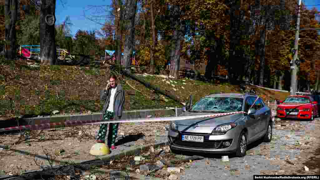 Парк Шевченка є одним із найулюбленіших місць відпочинку киян. Там багато дитячих майданчиків. 