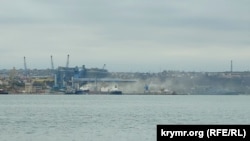 Предположительная перевалка зерна в бухте Авлита в Севастополе, 19 апреля 2022 года