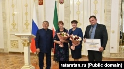 Президент Татарстана Рустам Минниханов накануне Дня учителя раздал награды и напомнил об "исторических событиях" (присоединении "ДНР" и "ЛНР", Херсонской и Запорожской областей к России, назвав это "выбором в пользу будущего вместе с сильной Россией")