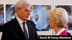 Președintele Bosniei și Herțegovinei, Sefik Dzaferovi, vorbește cu președintele Comisiei Europene, Ursula von der Leyen, la reuniunea informală a summit-ului UE 27 din cadrul Comunității Politice Europene, de la Praga, Republica Cehă