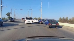 После взрыва на Крымском мосту в Керчи образовались огромные очереди на АЗС (видео) После взрыва на Крымском мосту в Керчи образовались огромные очереди на АЗС (видео)