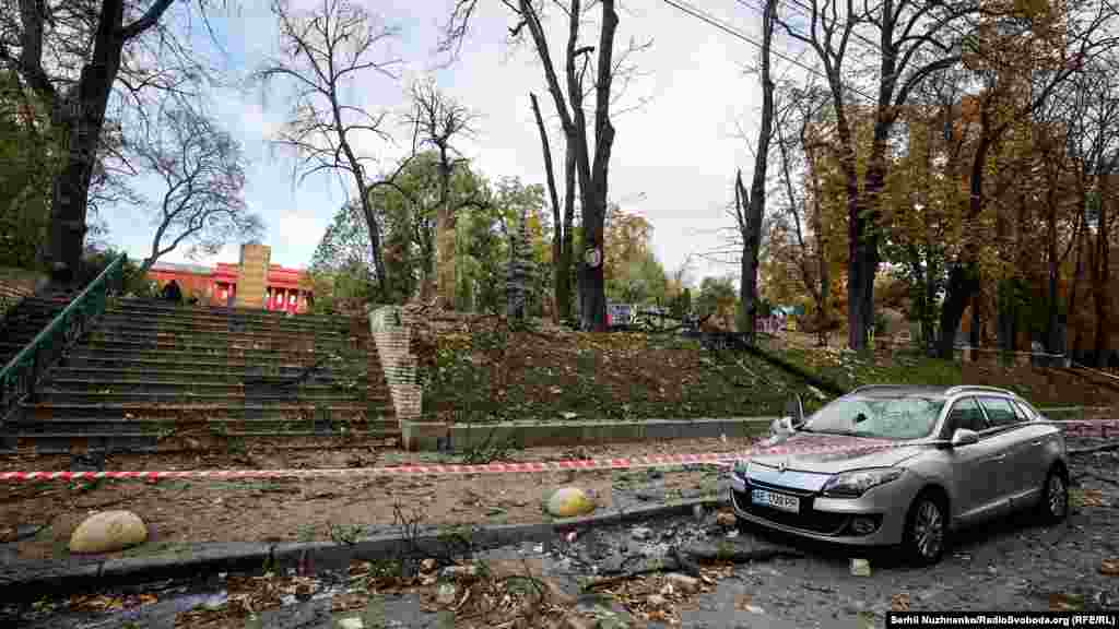 За останніми даними, унаслідок російських атак по Києву загинули п'ять людей, ще 47 поранені. У поліції уточнили, що більшість російських ракет поцілили в середмістя Києва