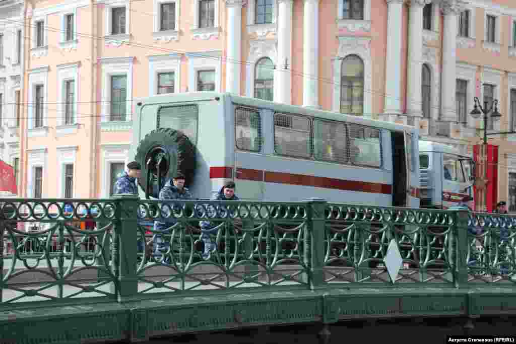 Невский проспект во время парада был частично перекрыт 