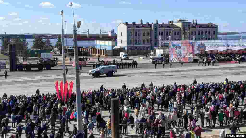 На параде Победы в Архангельске показали военную технику с символами Z и V, которые российская армия использует на технике, участвующей при вторжении в Украину 