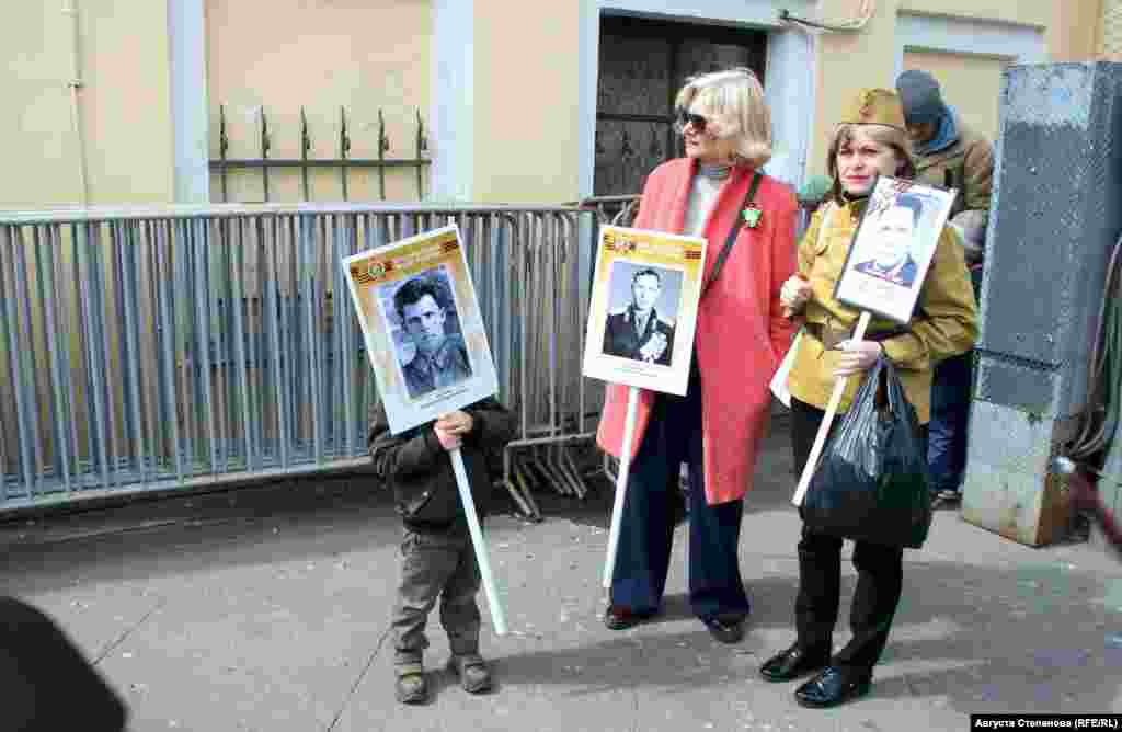 Некоторые участники "Бессмертного полка" в Петербурге одевались в военную форму времен Второй мировой войны. Вместе со взрослыми в форме можно было встретить сотни детей в военных пилотках или костюмах 