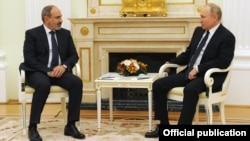 Armenian Prime Minister Nikol Pashinian (left) and Russian President Vladimir Putin in Moscow on April 6.