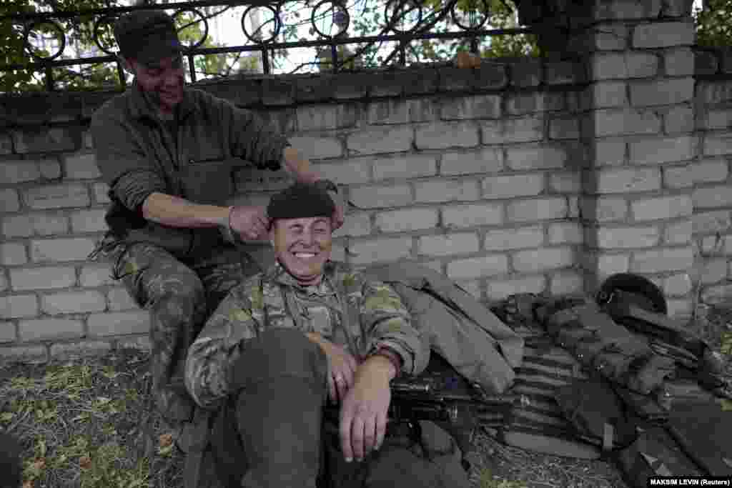 Военнослужащие батальона «Айдар» шутят во время отдыха в селе Счастье, 22 сентября 2014 года