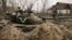 Брошенный российский танк в Андреевке под Киевом