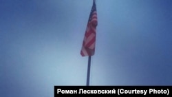 Флаг США во дворе жилого дома в Амурской области